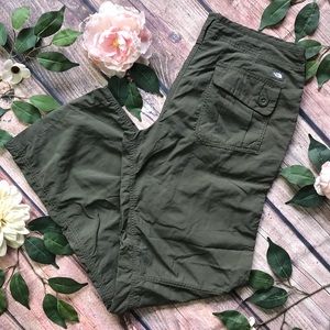 The North Face Size 10 Green Nylon Roll Up Cargo Hiking Pants